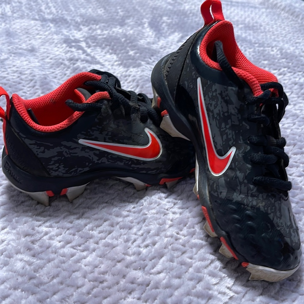 Nike sz 10 tee ball cleats.
